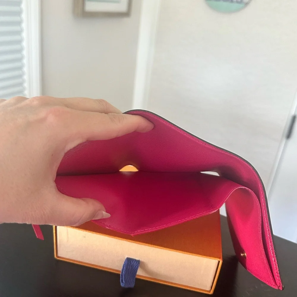 💞SOLD! Louis Vuitton Victorine Christmas Animation Wallet Monogram Rose Pivoine - Picture 6 of 15